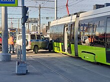 Столкновение полицейской машины и трамвая в Петербурге попало на видео