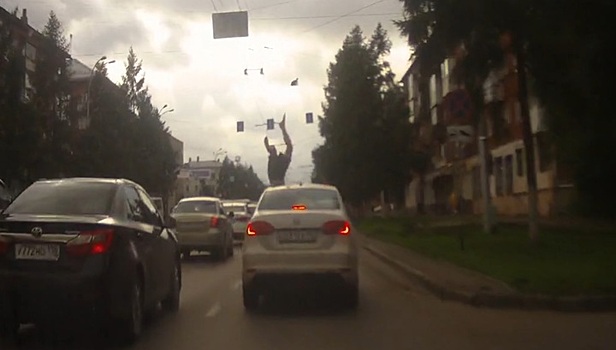 Пешеход погиб под колесами автомобиля в Кемерове. Видео