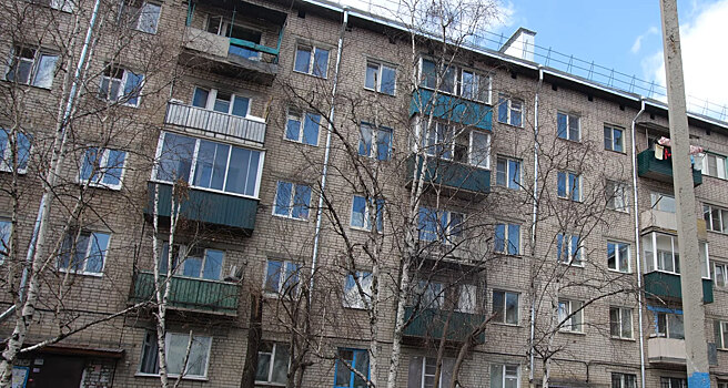 Неопознанная ракета подожгла балкон жилого дома в Чите