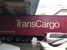 Фура застряла под путепроводом на «Гагаринской»