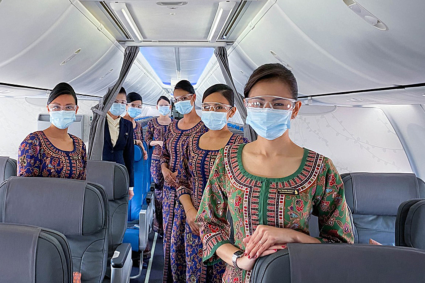 Singapore Airlines. Костюмы выполнены в традиционной азиатской технике батик, а цвет формы указывает на позицию стюардессы.
