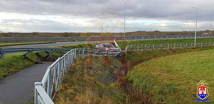 В Талпаках пара на легковушке пробила отбойник и убежала в лес, скрываясь от полицейской погони