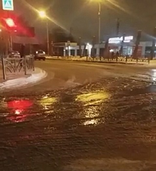В Екатеринбурге из-за коммунальной аварии образовался потоп