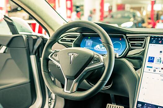 Маск пообещал показать версию Steam для автомобилей Tesla уже в августе