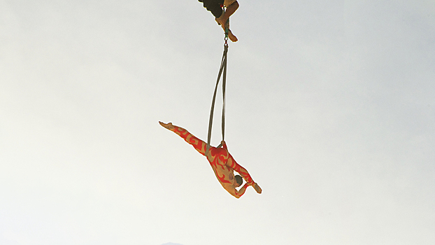 Новосибирец запустил в небо гимнастку — она показала трюки на высоте 300 метров