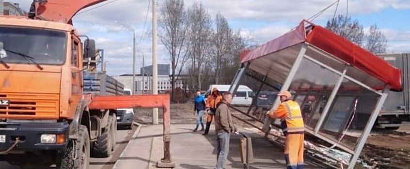 Последствия сильного ветра устраняют в Ижевске