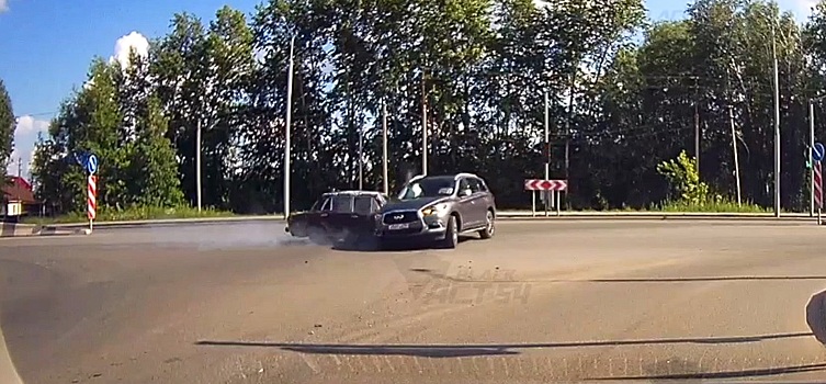 В Новосибирске кроссовер Infiniti перевернулся на крышу после ДТП с ВАЗ-2106