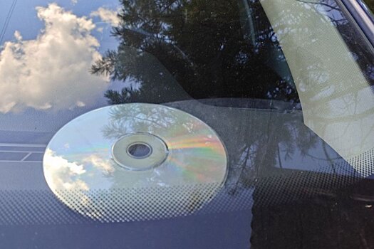 Есть ли реальная польза от CD-диска у лобового стекла