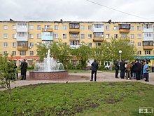 «Подрядчик нам подкузьмил»: на проспекте Космонавтов забил маленький фонтан, который строили 4 года