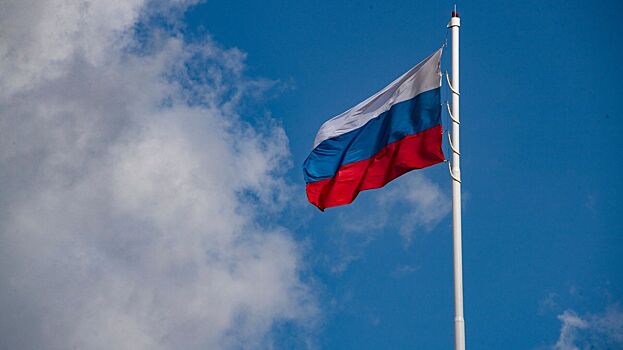 На территории посольства Украины в Москве вывесили российский флаг и Знамя Победы