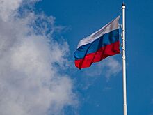 На территории посольства Украины в Москве вывесили российский флаг и Знамя Победы