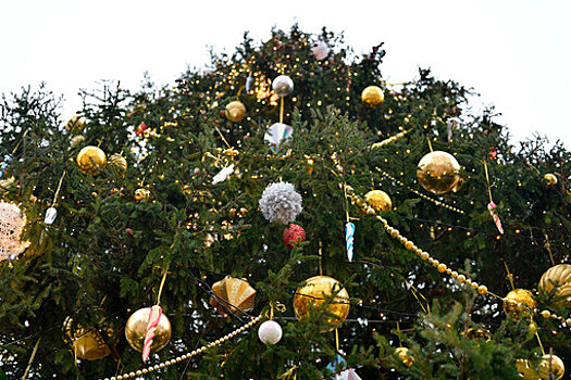 В МЧС предупредили об опасности падения новогодних елок и декораций