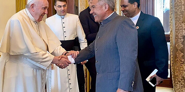 Глава Татарстана встретился с папой римским в Бахрейне