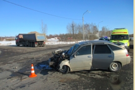 На выезде из Ярославля столкнулись легковушка и грузовой автомобиль
