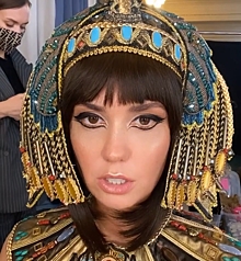 Золотая туника и диадема Клеопатры: Муцениеце примерила образ египетской царицы