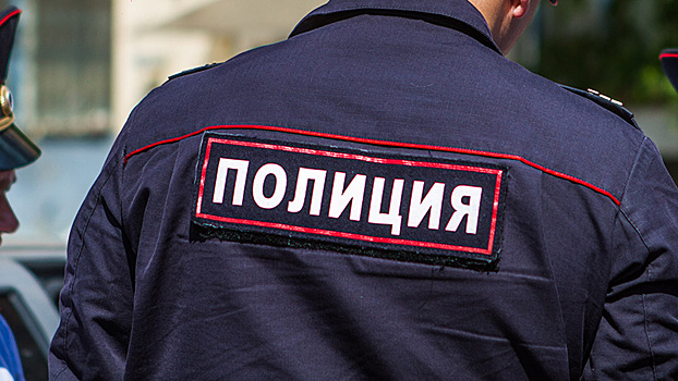 Доставили в участок: пьяный мужчина стрелял по бутылке во дворе дома в Ростове