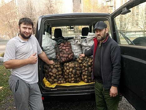 Социальная служба храма в Черемушках раздала нуждающимся картофель