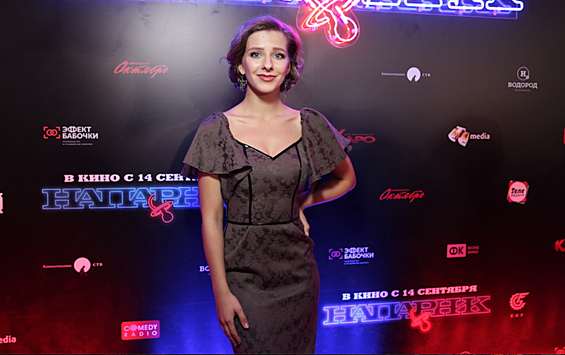 Елизавета Арзамасова блистает в платье-футляре с декольте на премьере фильма «Напарник»