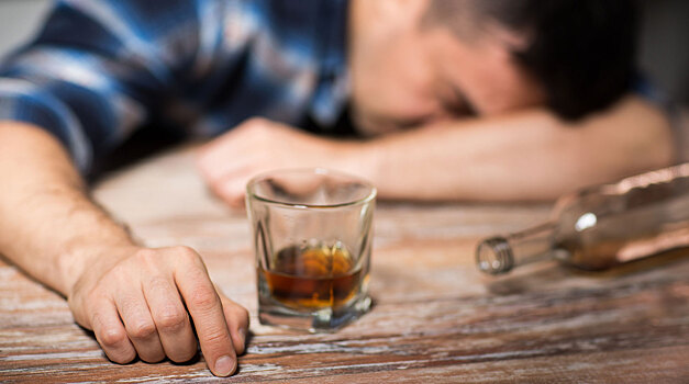 Фармакотерапия снизила частоту повторных госпитализаций алкоголиков на 42%