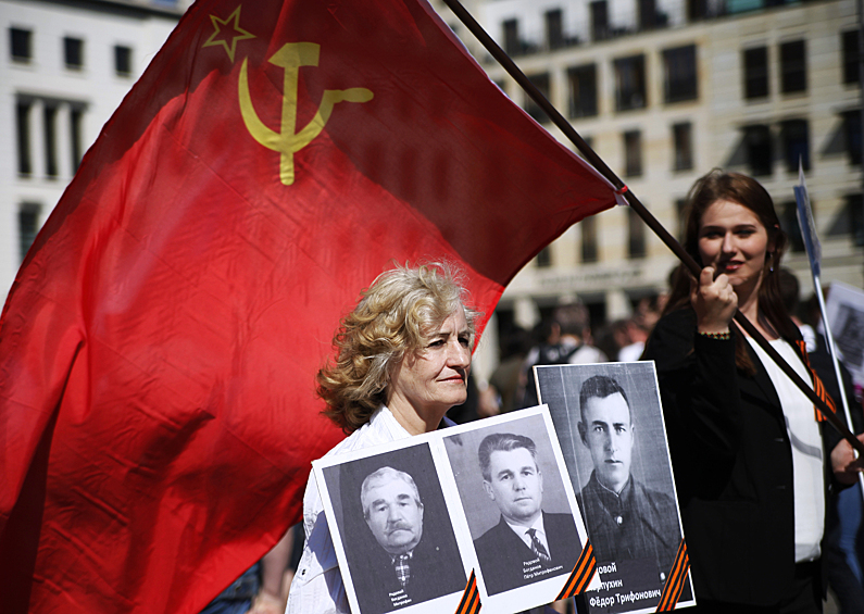 Участница шествия "Бессмертный полк" в честь 71-й годовщины Победы в Великой Отечественной войне 1941-1945 годов в Берлине