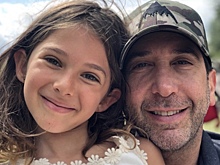 9-летняя дочь звезды «Друзей» побрилась налысо и стала копией отца