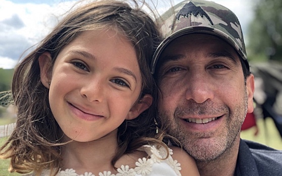 9-летняя дочь звезды «Друзей» побрилась налысо и стала копией отца