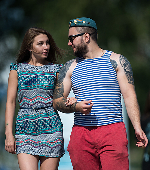 Пара во время прогулки по улиц Омска в День Воздушно-десантных войск