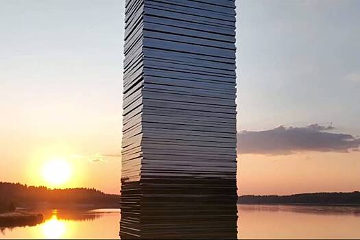 У известного озера под Москвой поставили блестящий столб