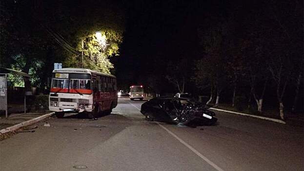 Под Воронежем автомобиль врезался в автобус с пассажирами