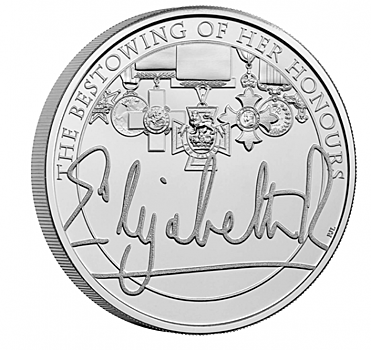 Королевские награды и подпись Елизаветы II на 5 и 25 фунтах