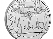 Королевские награды и подпись Елизаветы II на 5 и 25 фунтах