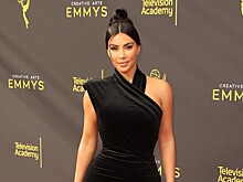 Кардашьян в облегающем платье в китайском стиле, Шерзингер в наряде-пирожном с принтом омбре и другие знаменитости на Creative Arts Emmy Awards