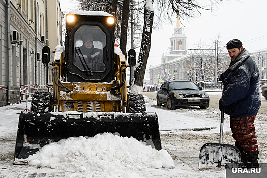Мэрия Екатеринбурга пообещала очистить тротуары от снега за неделю