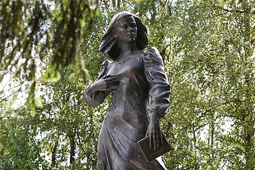 В годовщину гибели Дарьи Дугиной в Подмосковье открыли памятник ей