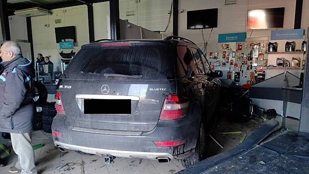Водитель Mercedes протаранил автосервис в Санкт-Петербурге. Видео