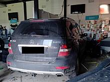 Водитель Mercedes протаранил автосервис в Санкт-Петербурге. Видео