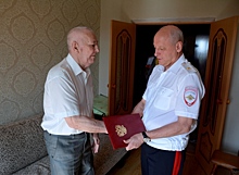 В Смоленске начальник регионального УМВД генерал-майор полиции Василий Салютин поздравил ветерана с 80-летием