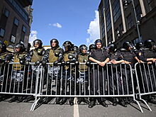 Бросившему урну в полицейских грозит 5 лет колонии