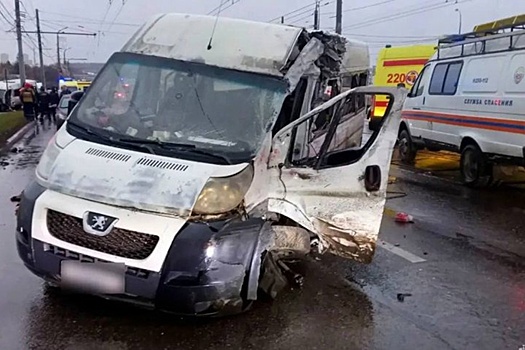 В Туле трамвай столкнулся с двумя маршрутками, погибли четыре человека