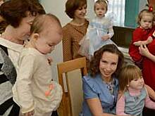 Организатор "концертов в ползунках" Ирина Головина: "Чтобы дети лучше воспринимали композицию, я выношу медведя"