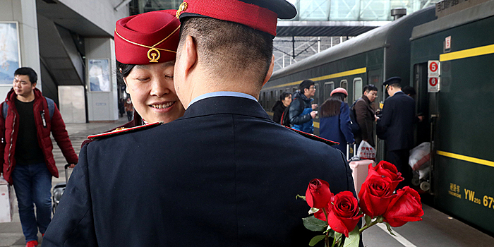 Радость и горе краткой встречи на перроне железнодорожного вокзала