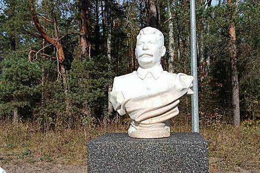 В России бюст Сталина установили на месте захоронения жертв Большого террора