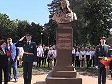 Памятник советскому летчику-испытателю открыли на линейке в старейшей школе Дубны
