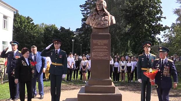 Памятник советскому летчику-испытателю открыли на линейке в старейшей школе Дубны