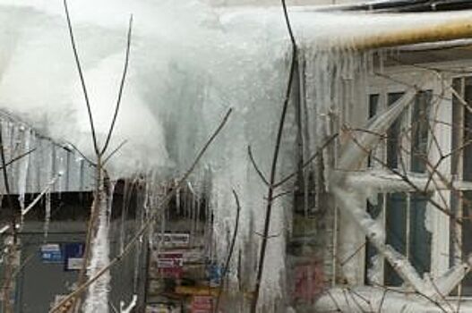 В Нижнем Новгороде ледяной сталактит поглотил газовый вентиль