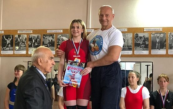Юная тяжёлоатлетка установила новые рекорды Владивостока