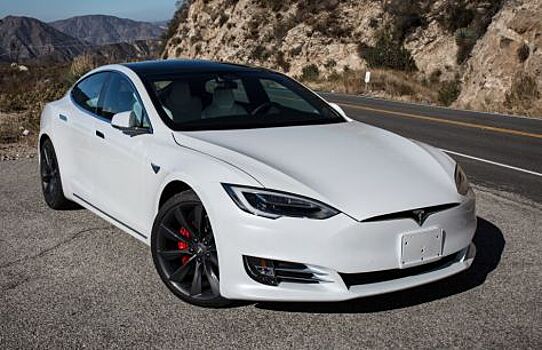 Tesla Model S P100 D соперничает с Audi, Cadillac, Chevrolet Camaro на дрэге