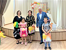 Подарки от главы управы Дмитровского района получили будущие первоклассники ― воспитанники семейного центра САО