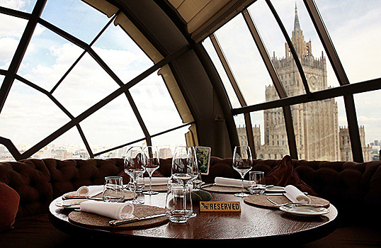 Московские рестораны стали чаще ограничивать время посадки гостей