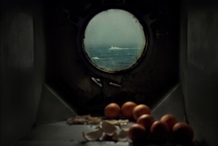 Вид на Баренцево море из иллюминатора «Михаила Сомова», дизель-электрохода, который доставляет для Вячеслава еду и инструменты один раз в год.